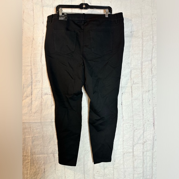 NWT! Torrid black Ponte Strech 5 Pocket Pants - Size 20R - Picture 4 of 5